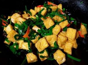 韭菜炒豆腐完全入味即可出锅享用
