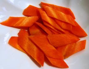 胡萝卜去皮切片