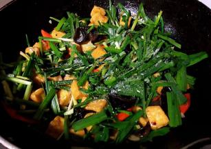 放入韭菜同时放入盐和味精翻炒时间不宜过长影响口感以及营养易流失