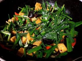 放入韭菜同时放入盐和味精翻炒时间不宜过长影响口感以及营养易流失