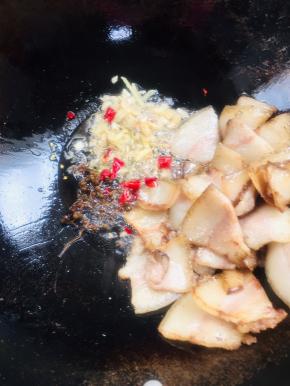放入生姜，花椒，蒜瓣，干辣椒爆香！
