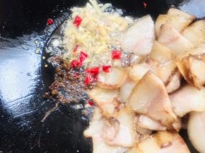 放入生姜，花椒，蒜瓣，干辣椒爆香！