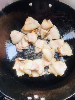 锅烧热放入五花肉翻炒至变色微卷，出油脂！