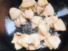 锅烧热放入五花肉翻炒至变色微卷，出油脂！