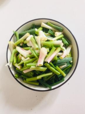 蒜苗洗净切成段备用！