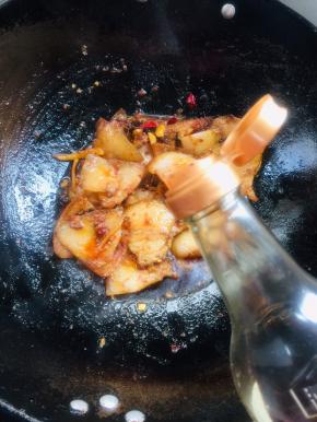 放入少许红烧酱油翻炒均匀！