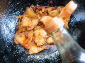 放入少许红烧酱油翻炒均匀！