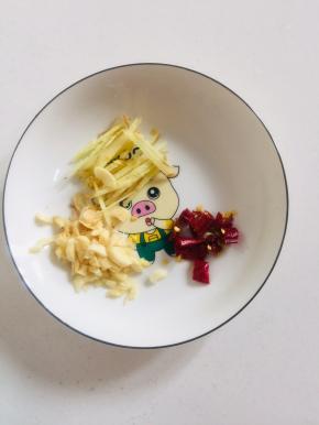 生姜切丝，蒜瓣切成末，干辣椒切段备用！