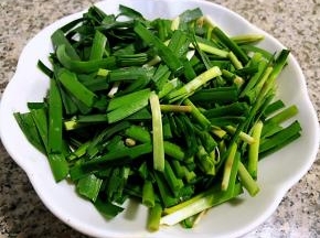 韭菜切成段状