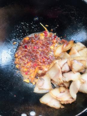放入一勺郫县豆瓣酱炒出红油！