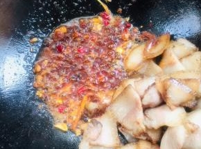 放入一勺郫县豆瓣酱炒出红油！