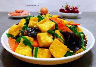 鲜美可口的韭菜炒豆腐装入盘中搭配樱桃、鸡蛋、香肠一起吃美味极了