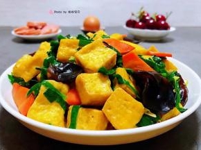 鲜美可口的韭菜炒豆腐装入盘中搭配樱桃、鸡蛋、香肠一起吃美味极了