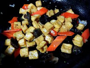 放入炸豆腐翻炒均匀