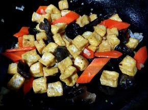 放入炸豆腐翻炒均匀