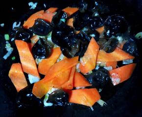 放入木耳翻炒均匀