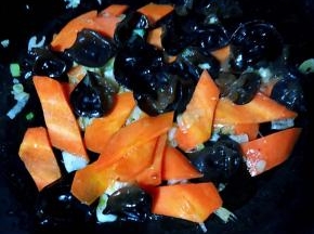 放入木耳翻炒均匀