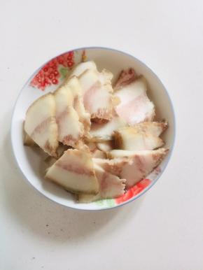 五花肉提前煮熟，切成薄片备用！