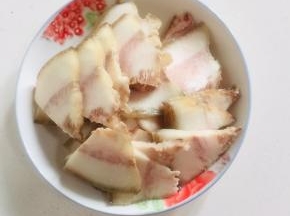 五花肉提前煮熟，切成薄片备用！