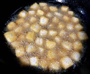 炸至豆腐呈金黄色漂浮上来即可