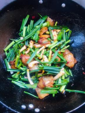 放入蒜苗翻炒均匀！