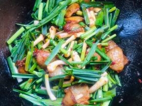 放入蒜苗翻炒均匀！