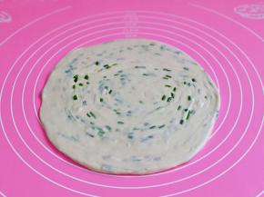  再把醒发好的面团擀成圆饼。