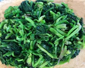菠菜攥干水分切成小段