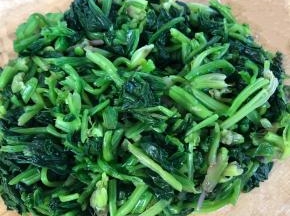 菠菜攥干水分切成小段