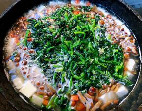 汤开后放入菠菜