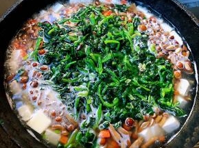 汤开后放入菠菜