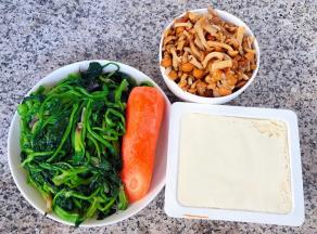 滑子蘑和菠菜焯水后立即放入冷水中过凉沥干水份、胡萝卜、豆腐备用