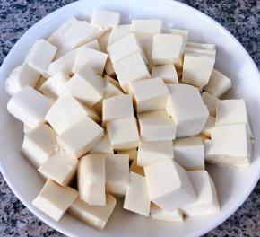 豆腐切成两厘米左右大小的块状