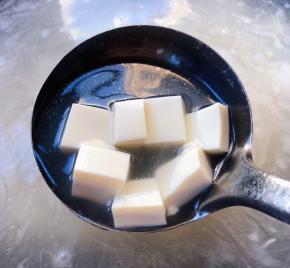 锅中倒入适量清水和高汤烧开放入豆腐大火煮开