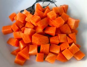 胡萝卜切成和豆腐大小相同的块状