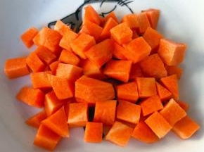 胡萝卜切成和豆腐大小相同的块状