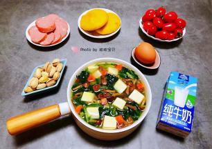 早餐一定少不了鸡蛋、牛奶、水果和坚果的营养成分