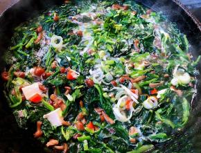 最后放入葱花和香菜提鲜即可出锅享用