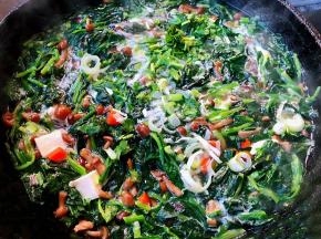 最后放入葱花和香菜提鲜即可出锅享用