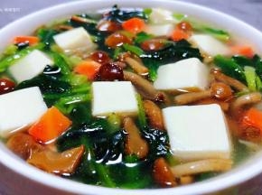 鲜美可口的滑子蘑菠菜豆腐羹装入容器中就大功告成了