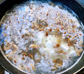 放入滑子蘑同样大火烧开