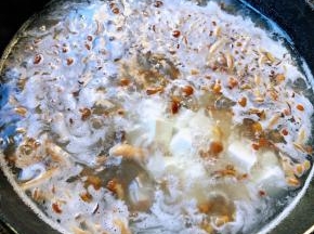 放入滑子蘑同样大火烧开