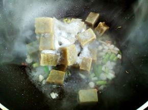 放入冻豆腐。豆腐无需解冻。