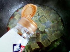 加点生抽调味，翻炒几下倒入适量开水，盖上盖子焖煮6～8分钟。