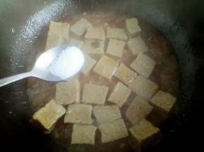 适量盐调味。