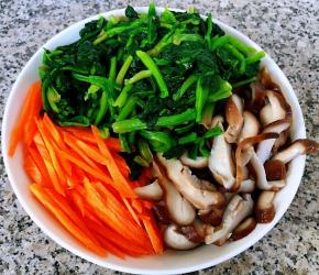 香菇切片胡萝卜切丝和菠菜放在盘中