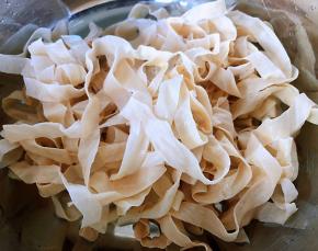 盐渍的豆皮用凉水浸泡二十分钟洗净