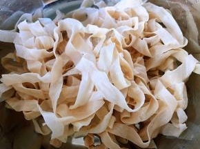 盐渍的豆皮用凉水浸泡二十分钟洗净