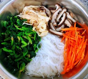 原材料切好一起放入容器中备用