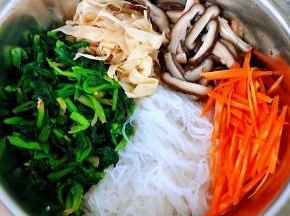 原材料切好一起放入容器中备用